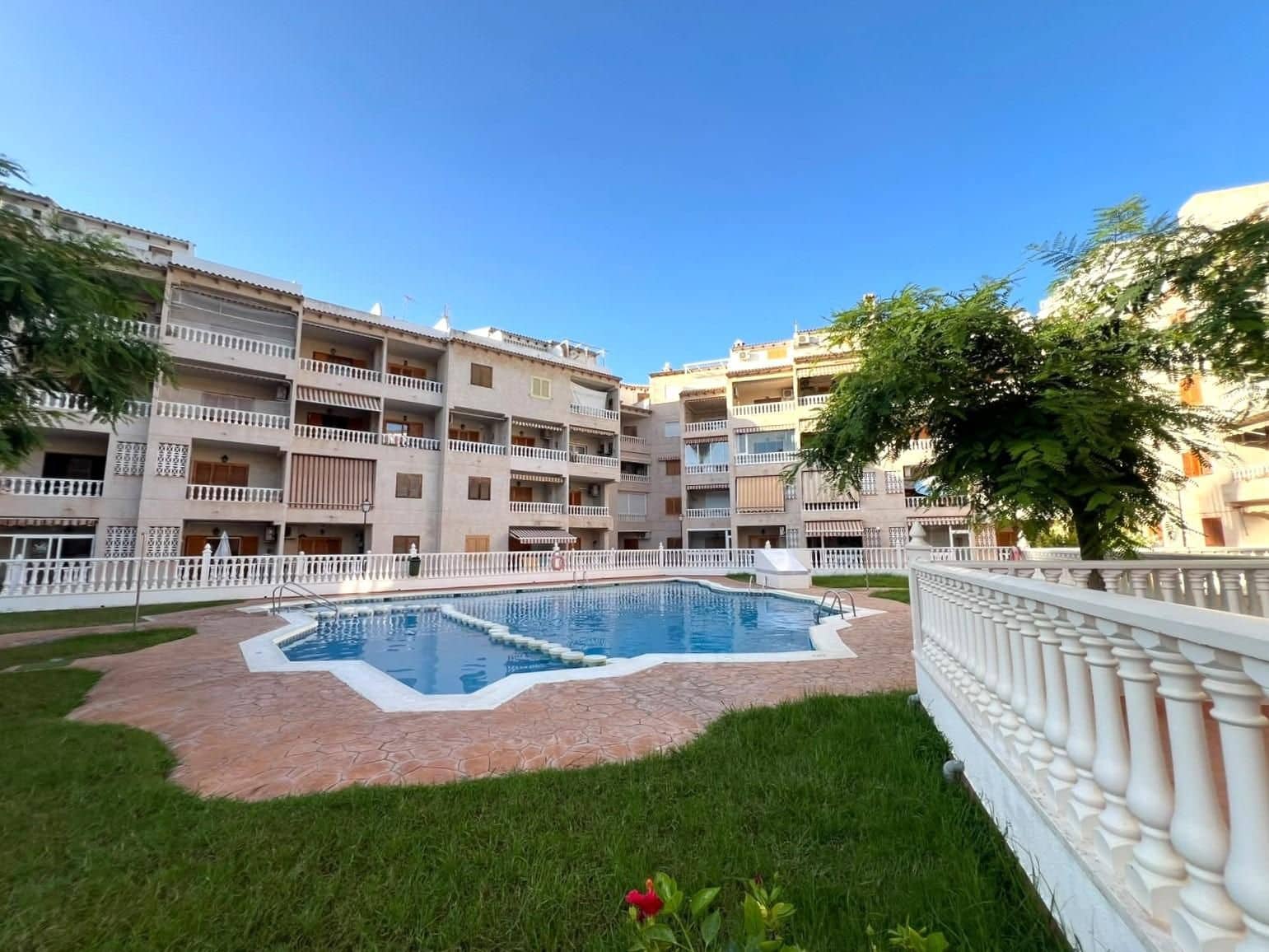 1 sovrum Lägenhet till salu i Torrevieja med pool - 130 000 € (Ref: 10068096)