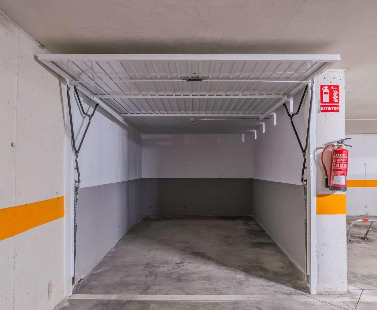 Autotalli myytävänä paikassa Torrevieja - 16 000 € (Ref: 10081453)