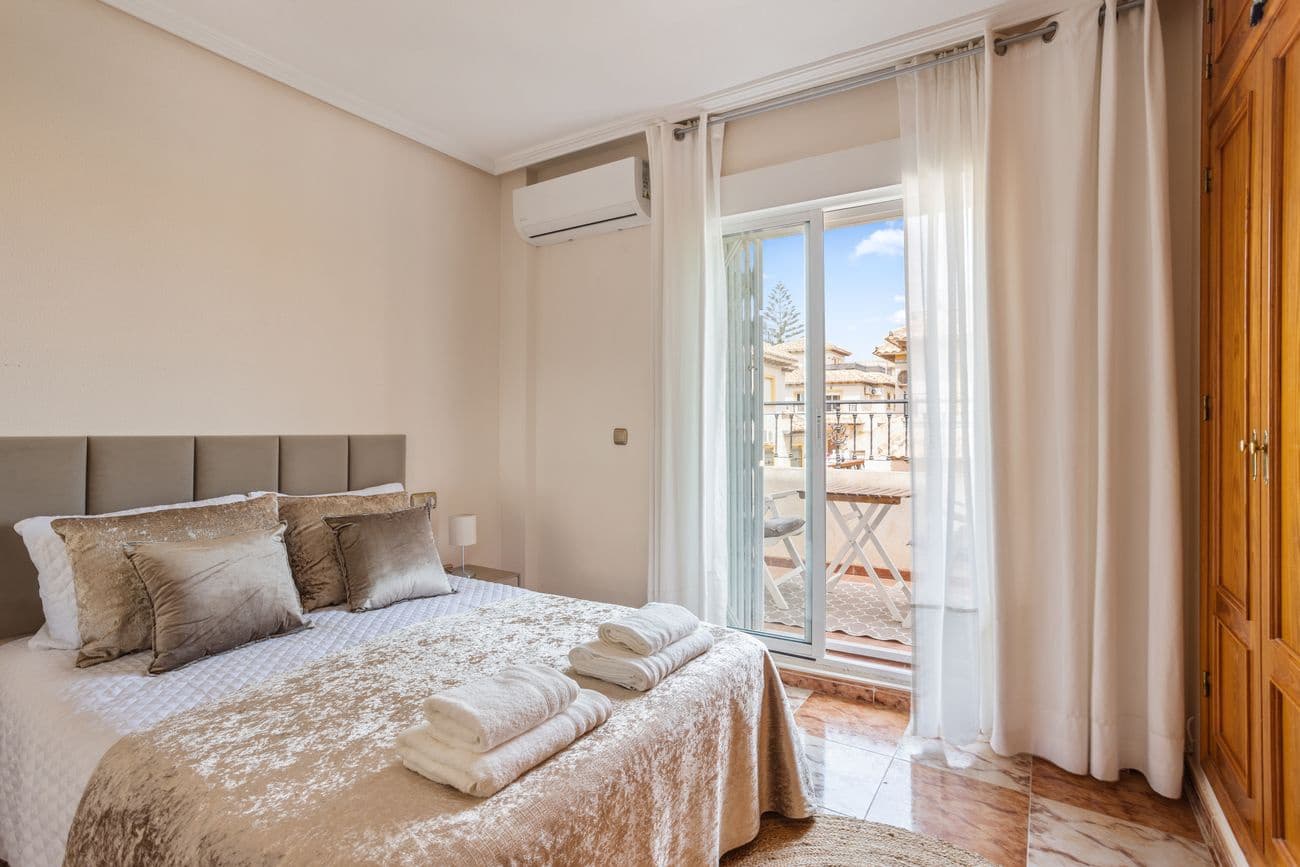 2 makuuhuone Paritalo myytävänä paikassa Orihuela Costa mukana uima-altaan - 244 900 € (Ref: 10089909)