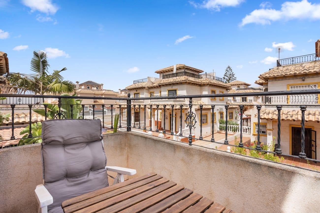 2 makuuhuone Paritalo myytävänä paikassa Orihuela Costa mukana uima-altaan - 244 900 € (Ref: 10089909)