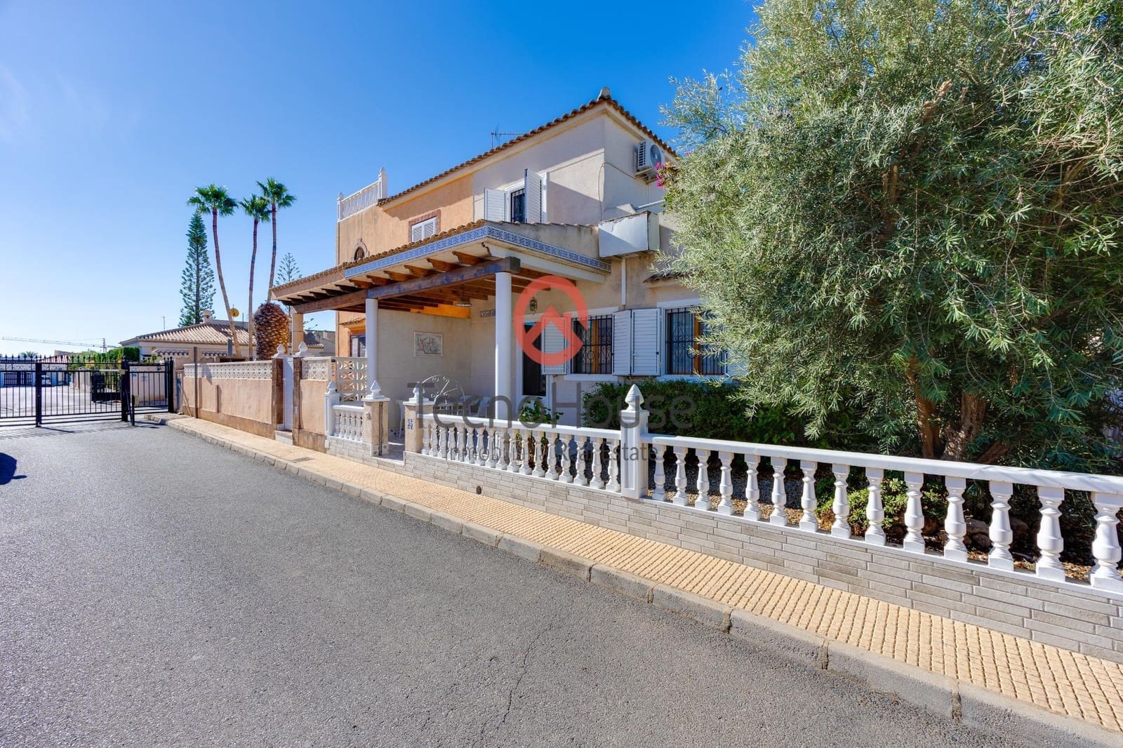 3 sovrum Semi-fristående Villa till salu i Playa Flamenca med pool - 219 500 € (Ref: 10111797)