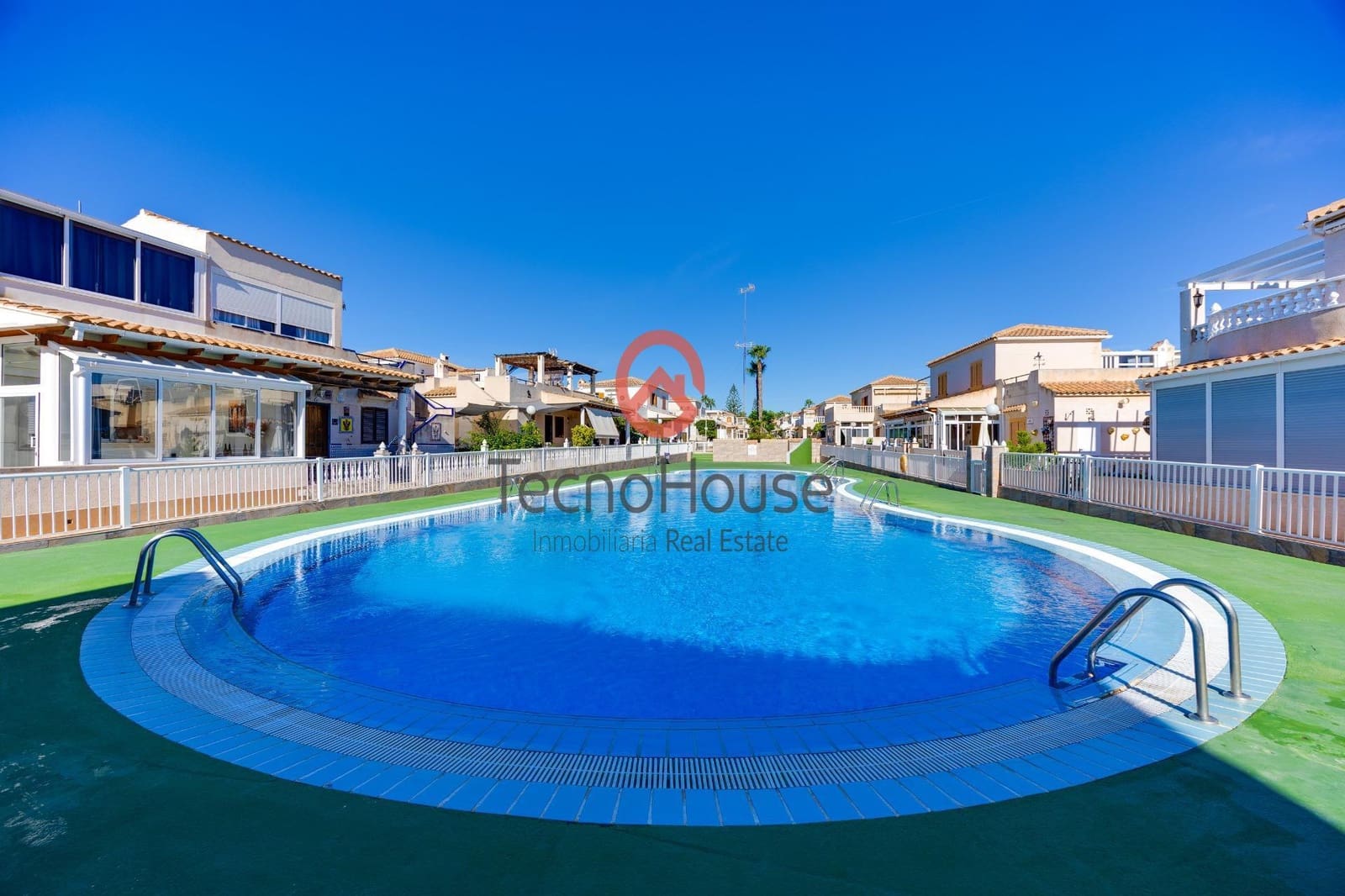 3 sovrum Semi-fristående Villa till salu i Playa Flamenca med pool - 219 500 € (Ref: 10111797)