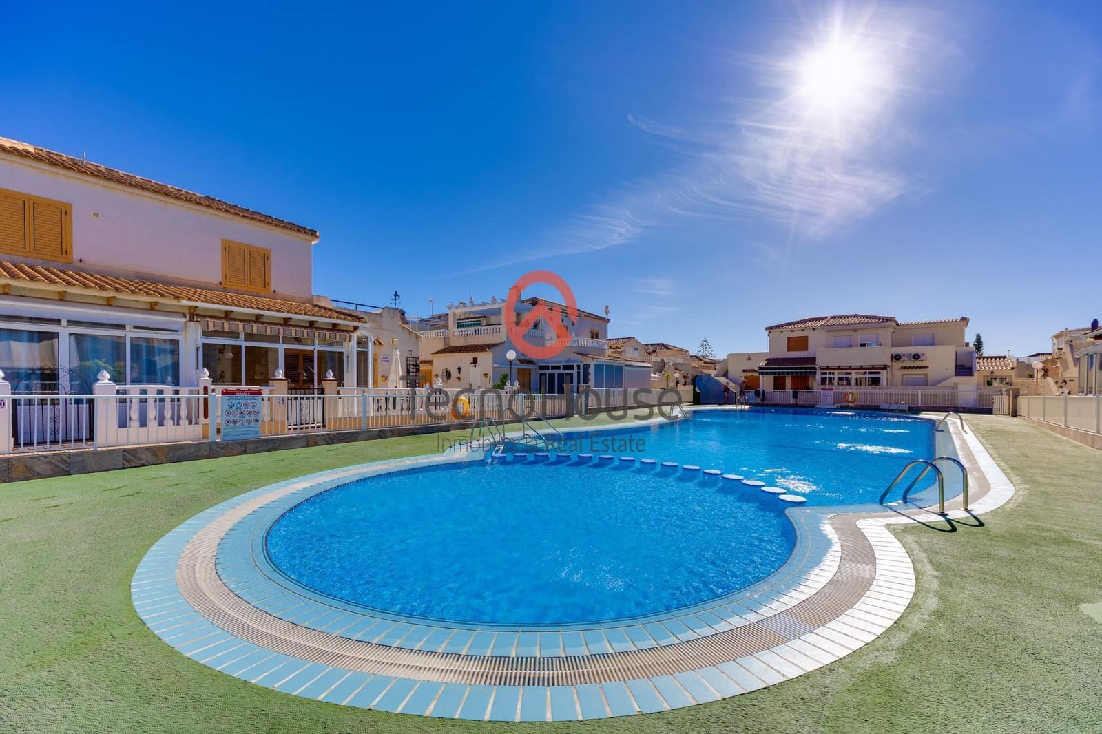 3 sovrum Semi-fristående Villa till salu i Playa Flamenca med pool - 219 500 € (Ref: 10111797)