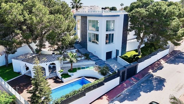6 quarto Moradia para venda em La Siesta, Torrevieja com piscina garagem - 849 000 € (Ref: 10130081)