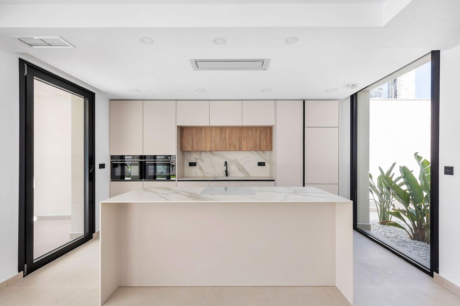 4 slaapkamer Villa te koop in Torrevieja met zwembad - € 895.000 (Ref: 10157827)