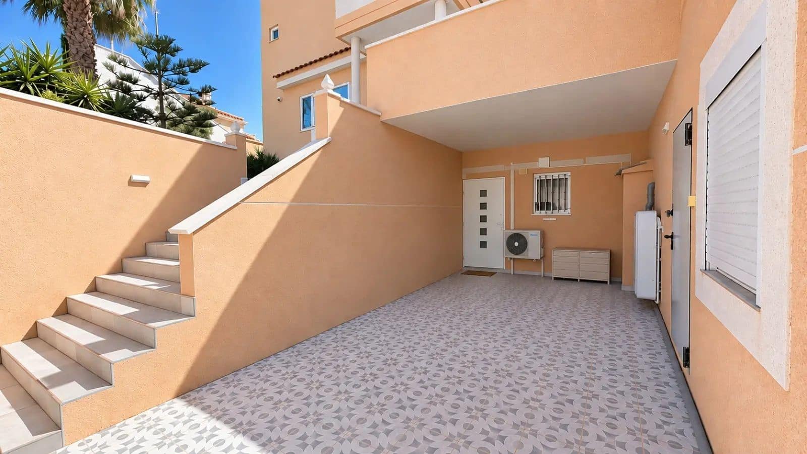6 bedroom Villa for sale in Benijofar with pool garage - € 779,000 (Ref: 10161683)