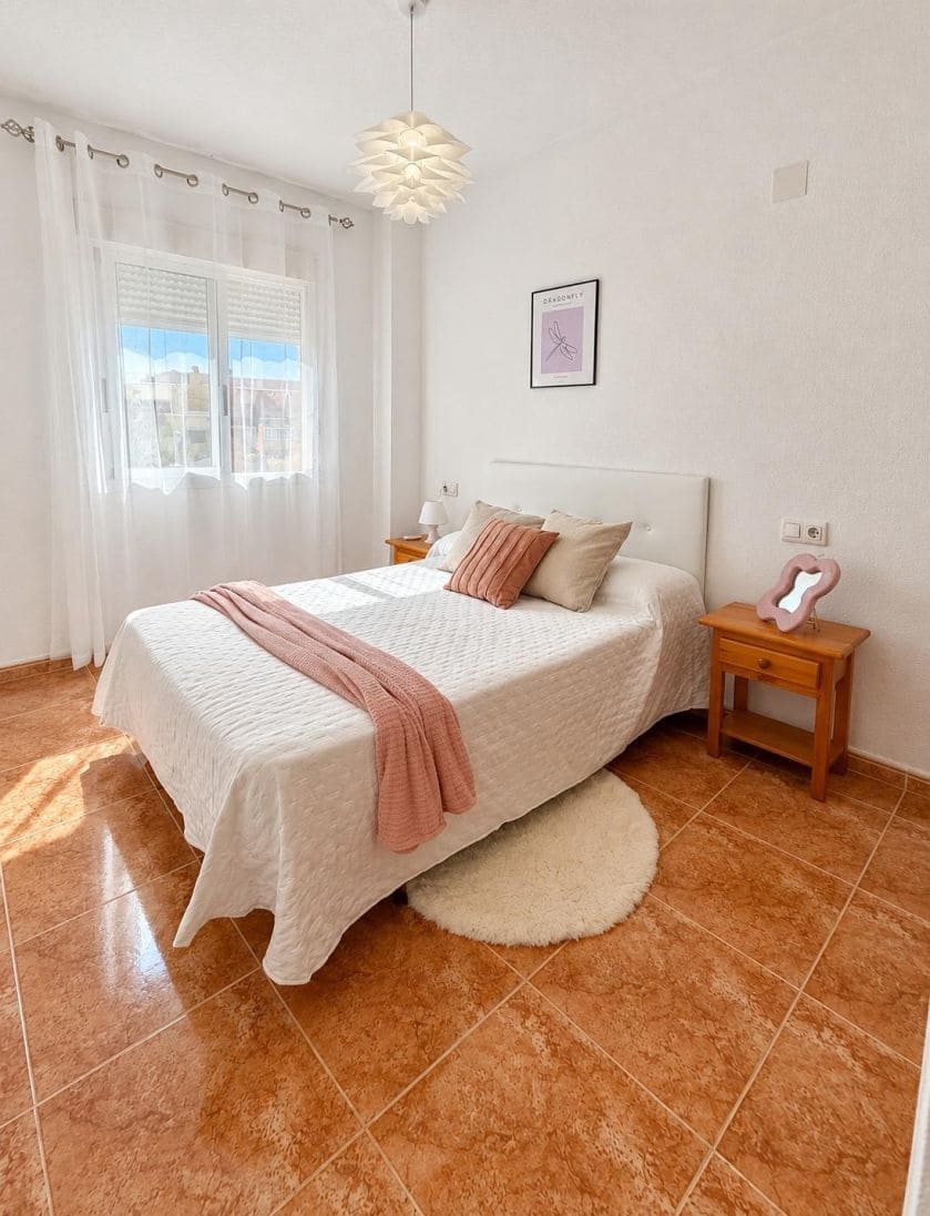 Ático de 2 habitaciones en Torrevieja en venta con piscina - 139.900 € (Ref: 10165191)