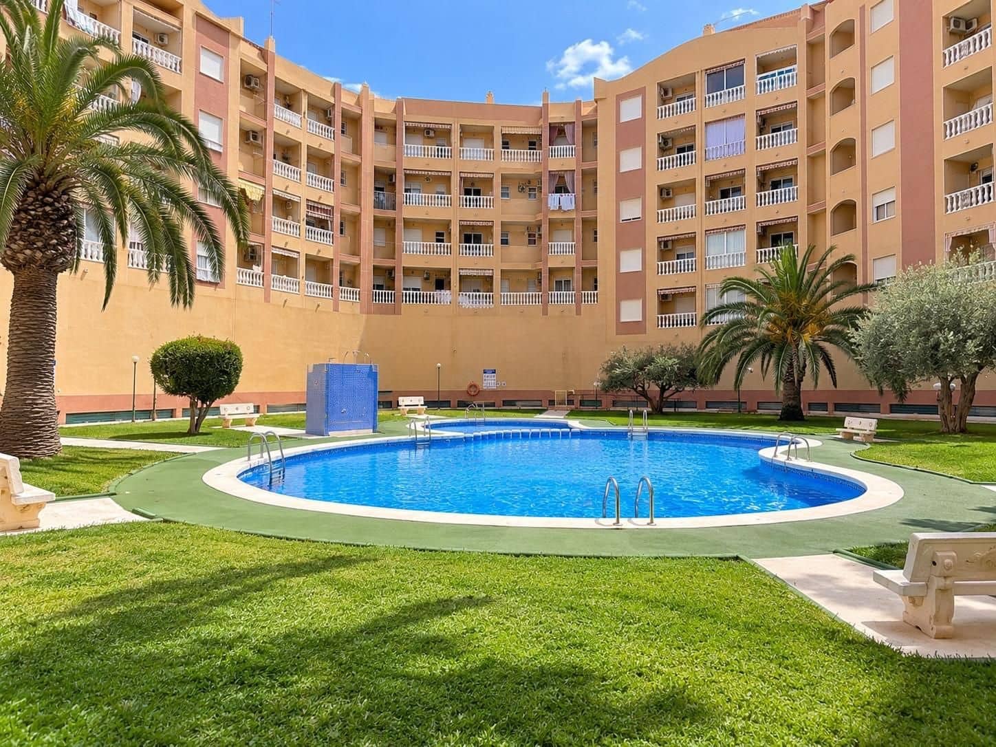 Ático de 2 habitaciones en Torrevieja en venta con piscina - 139.900 € (Ref: 10165191)