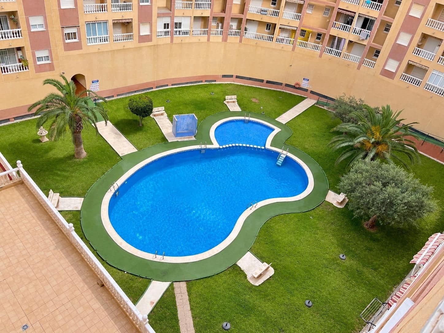 Ático de 2 habitaciones en Torrevieja en venta con piscina - 139.900 € (Ref: 10165191)