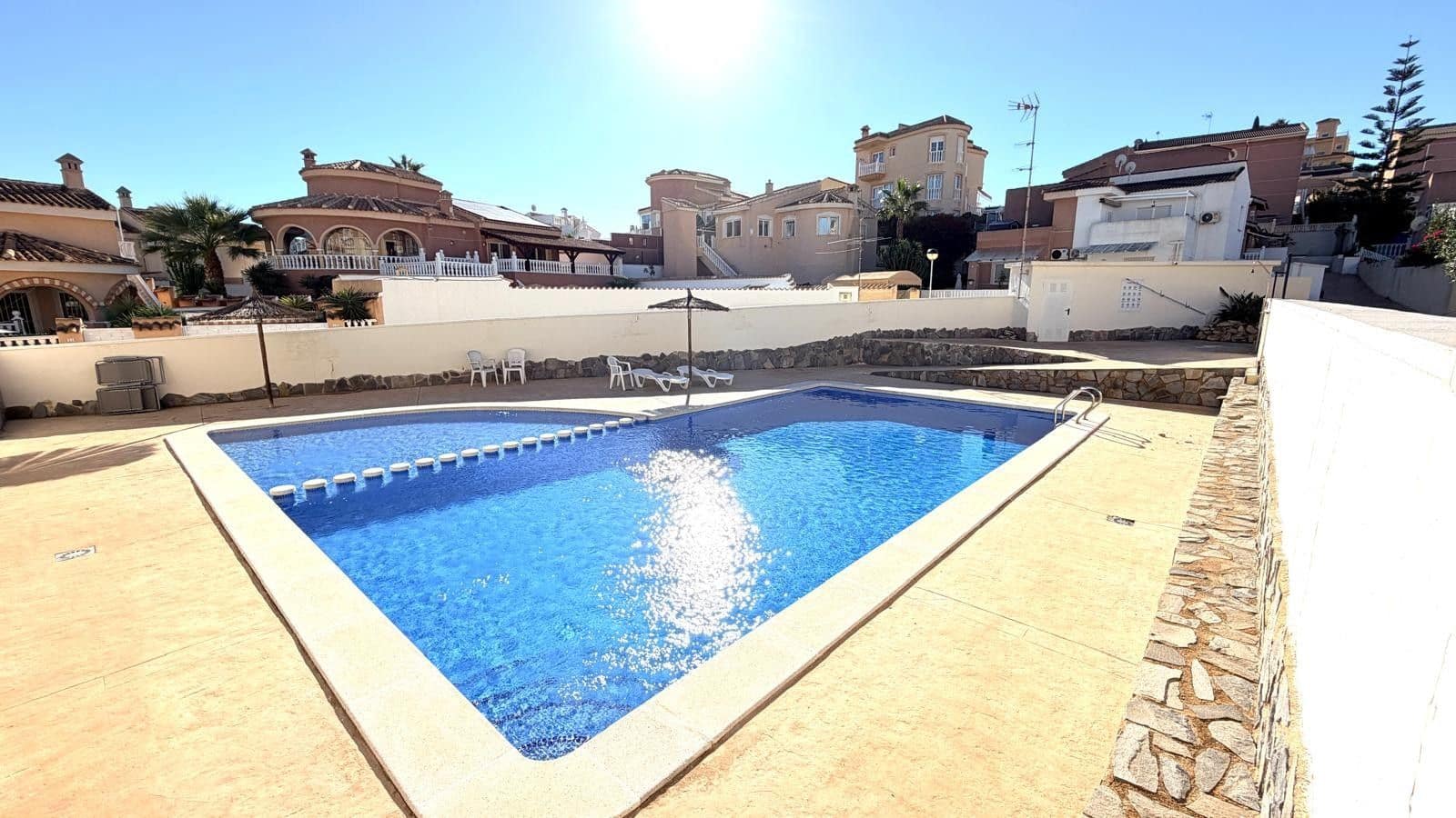 3 soverom Kjedet enebolig til salgs i Ciudad Quesada med svømmebasseng garasje - € 289 000 (Ref: 10174693)