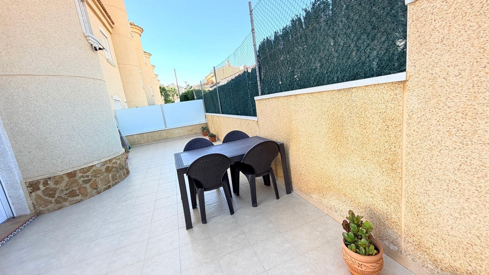 3 soverom Kjedet enebolig til salgs i Ciudad Quesada med svømmebasseng garasje - € 289 000 (Ref: 10174693)