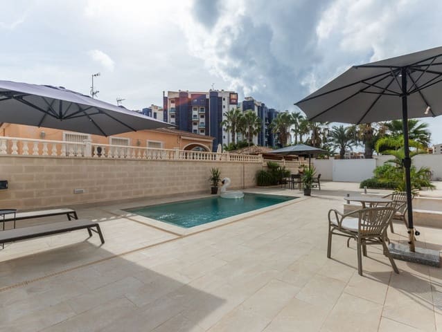 Adosado de 3 habitaciones en Punta Prima, Torrevieja en venta con piscina garaje - 680.000 € (Ref: 10174695)