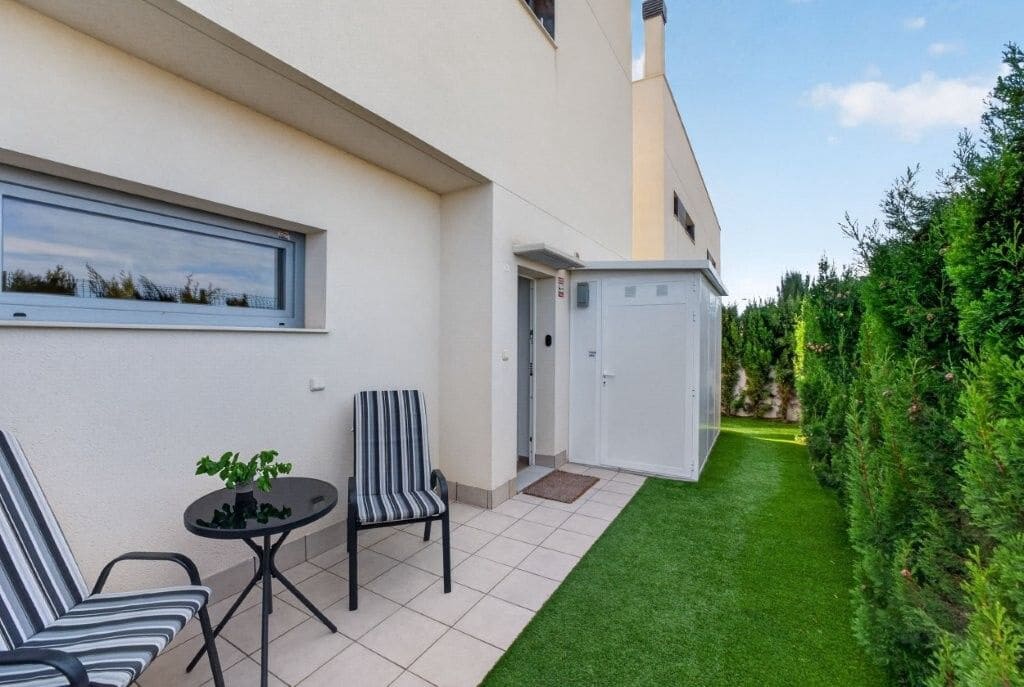 3 soverom Kjedet enebolig til salgs i Torrevieja med svømmebasseng garasje - € 439 000 (Ref: 10183074)