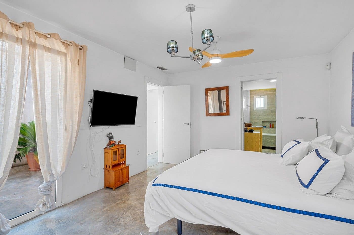 5 makuuhuone Omakotitalo myytävänä paikassa Las Bayas - 610 000 € (Ref: 9311066)