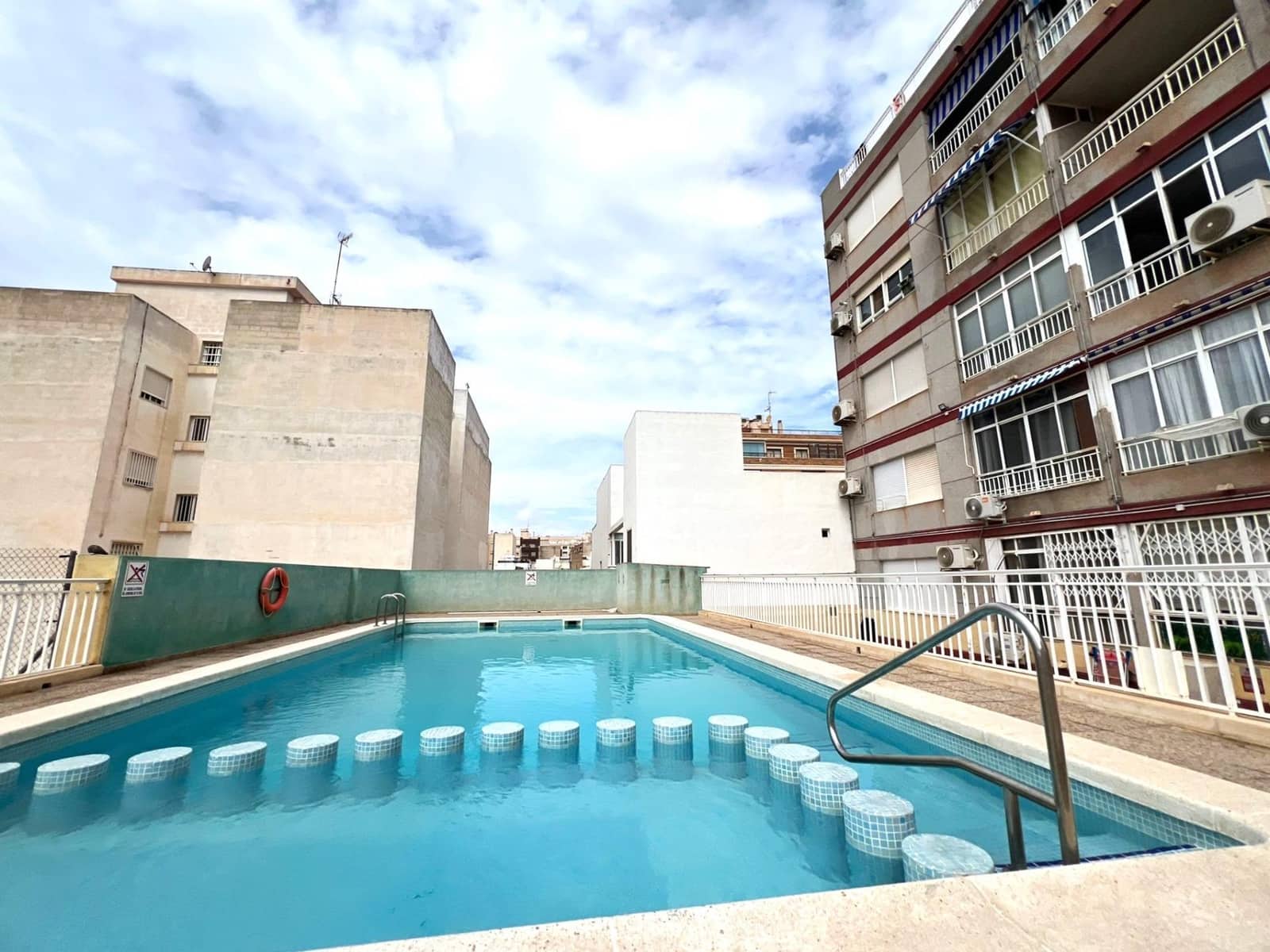 Apartment for sale in Torrevieja with pool - € 75,000 (Ref: 9519168)