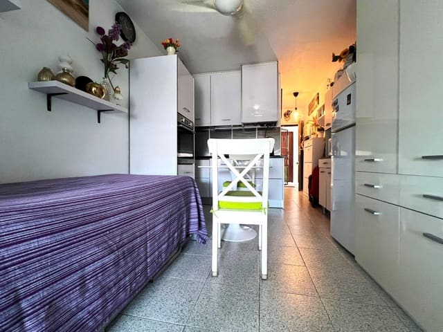 Apartment for sale in Centro, Torrevieja with pool - € 75,000 (Ref: 9519168)