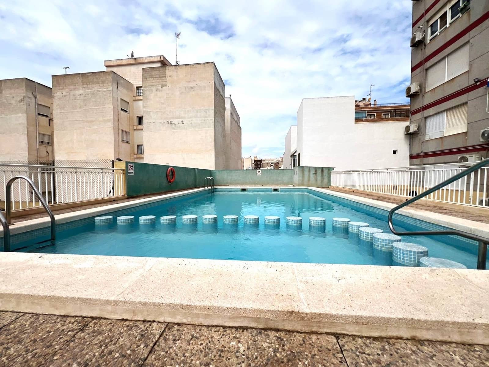 Apartment for sale in Torrevieja with pool - € 75,000 (Ref: 9519168)