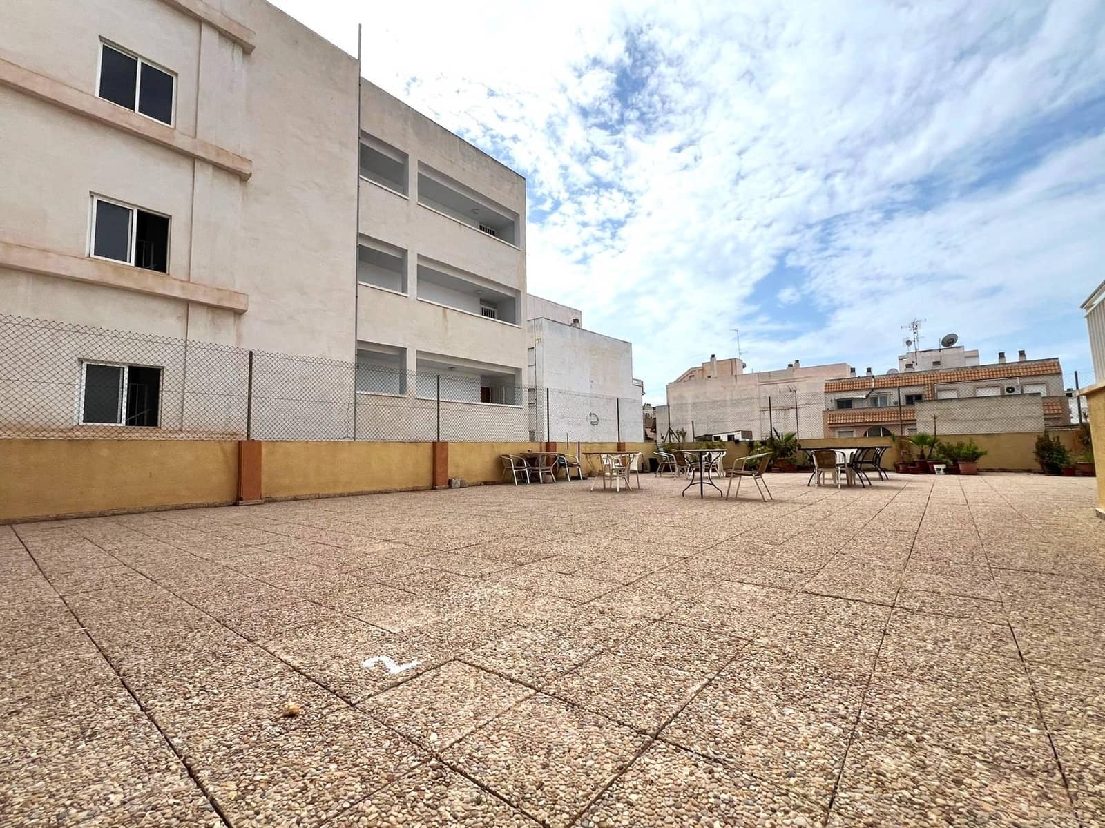 Apartment for sale in Torrevieja with pool - € 75,000 (Ref: 9519168)