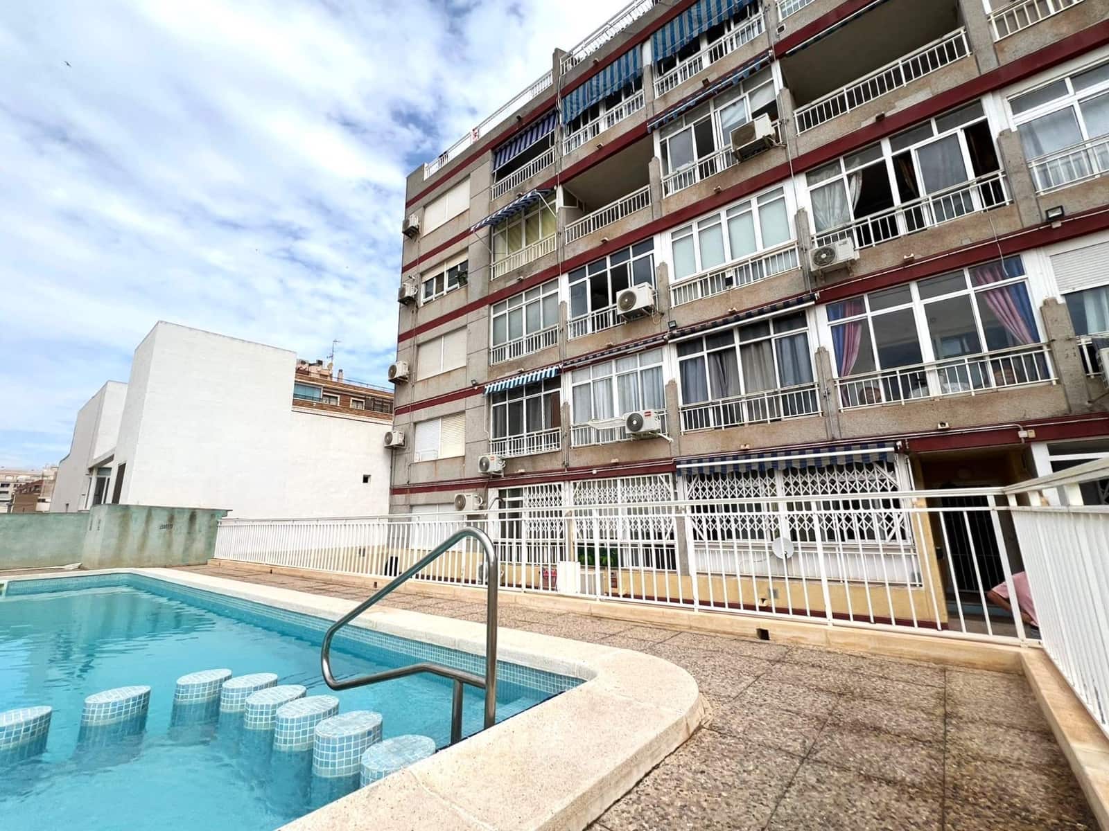 Apartment for sale in Torrevieja with pool - € 75,000 (Ref: 9519168)