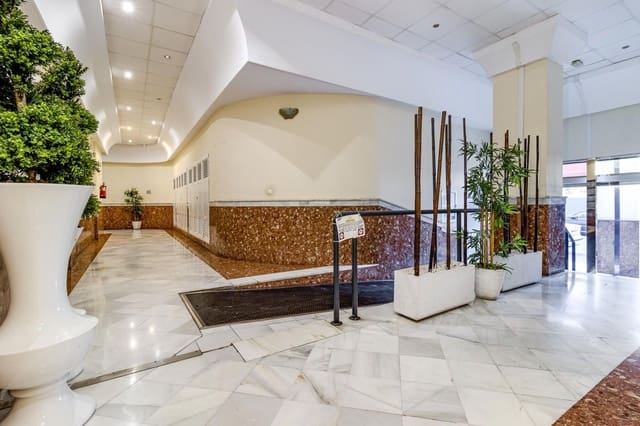 Apartamento de 2 habitaciones en Centro, Torrevieja en venta con piscina - 144.969 € (Ref: 9696279)