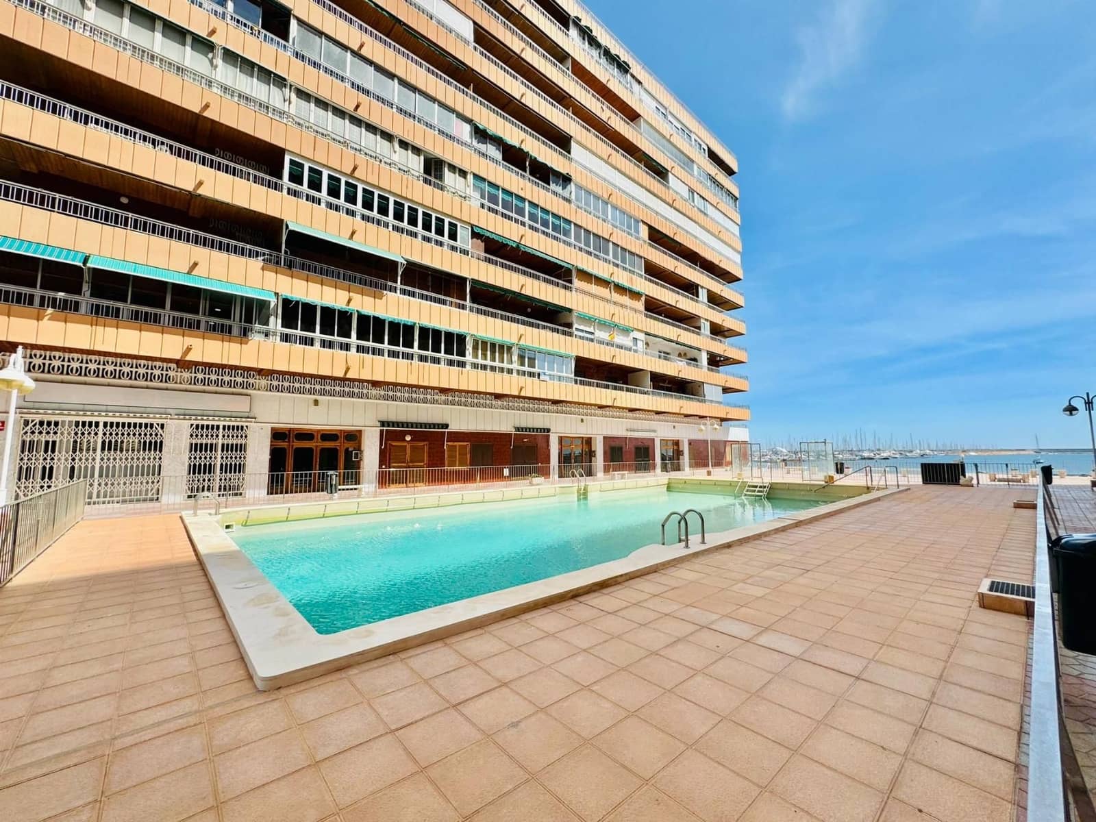 3 makuuhuone Huoneisto myytävänä paikassa Torrevieja mukana uima-altaan - 224 000 € (Ref: 9712157)