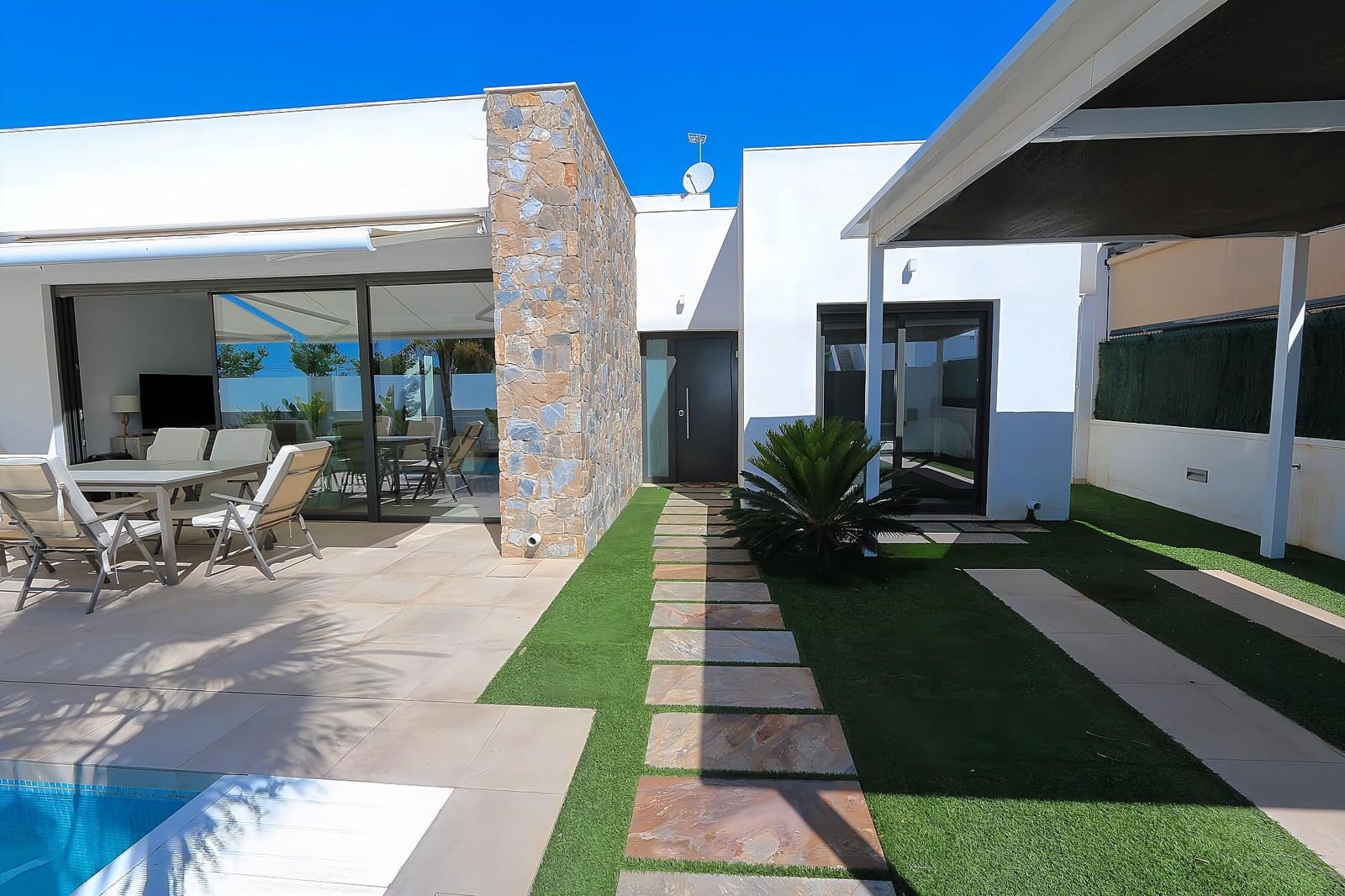 Chalet de 3 habitaciones en Pilar de la Horadada en venta - 445.000 € (Ref: 9735712)