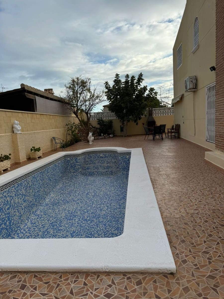 4 bedroom Villa for sale in La Zenia - € 580,000 (Ref: 9735728)