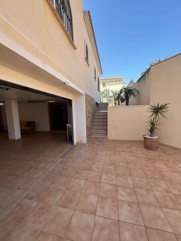 Chalet de 4 habitaciones en Playa Flamenca, Orihuela en venta con garaje - 870.000 € (Ref: 9735729)