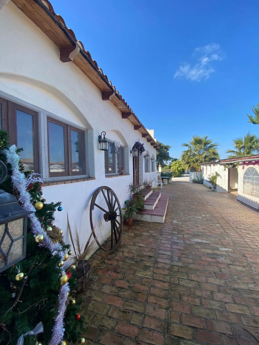 10 bedroom Finca/Country House for sale in Dolores De Pacheco with pool - € 1,350,000 (Ref: 9738964)