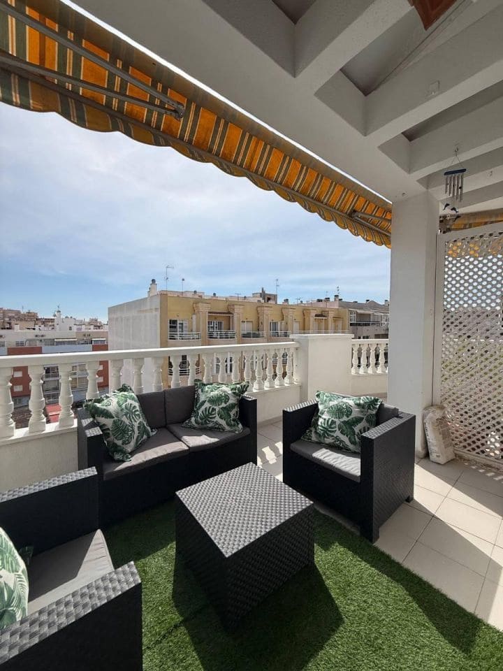 Ático de 2 habitaciones en Torrevieja en venta - 265.000 € (Ref: 9741873)