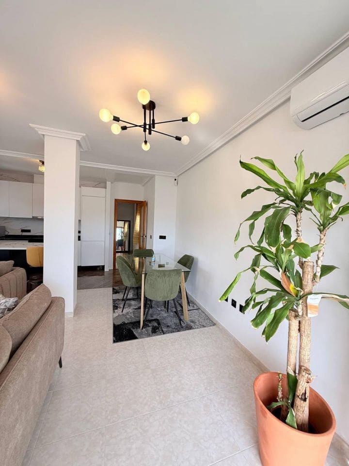 Ático de 2 habitaciones en Torrevieja en venta - 265.000 € (Ref: 9741873)