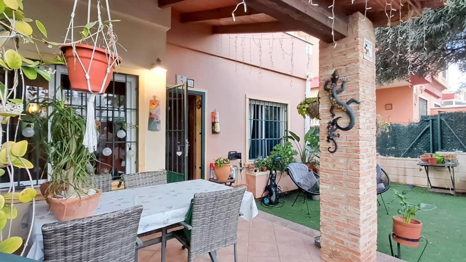 2 slaapkamer Rijtjeshuis te koop in Torrevieja met zwembad - € 180.000 (Ref: 9747008)