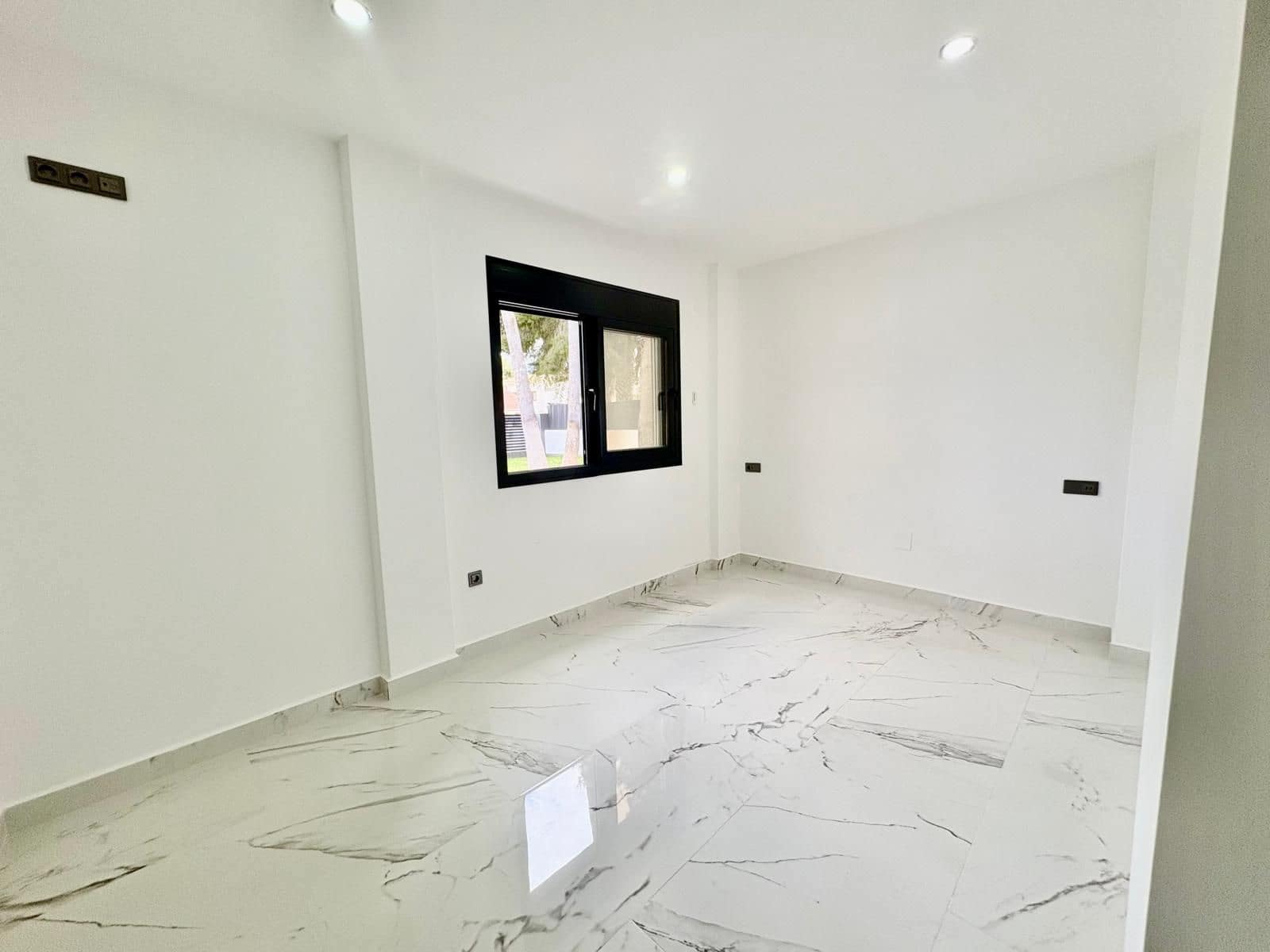 4 makuuhuone Huvila myytävänä paikassa Campoamor mukana uima-altaan 
autotalli - 985 000 € (Ref: 9752206)