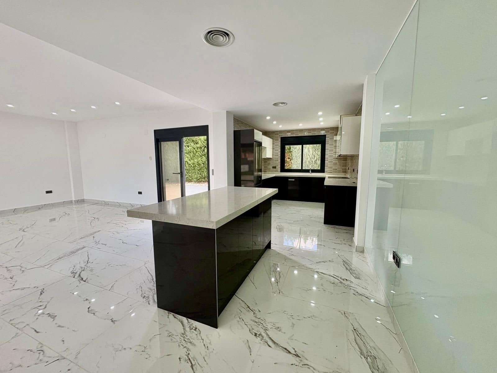 4 makuuhuone Huvila myytävänä paikassa Campoamor mukana uima-altaan 
autotalli - 985 000 € (Ref: 9752206)