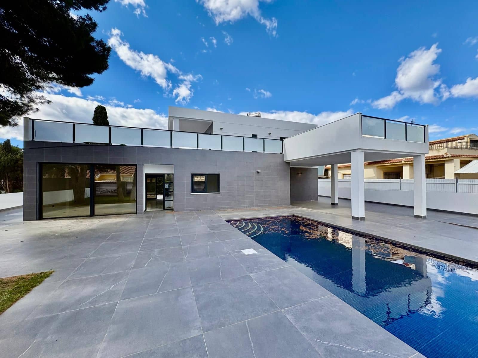 4 makuuhuone Huvila myytävänä paikassa Campoamor mukana uima-altaan 
autotalli - 985 000 € (Ref: 9752206)