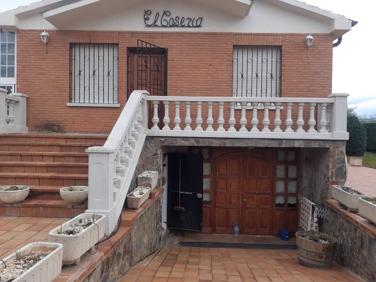 4 bedroom Villa for sale in Villamediana de Iregua with pool garage - € 1,100,000 (Ref: 9752210)