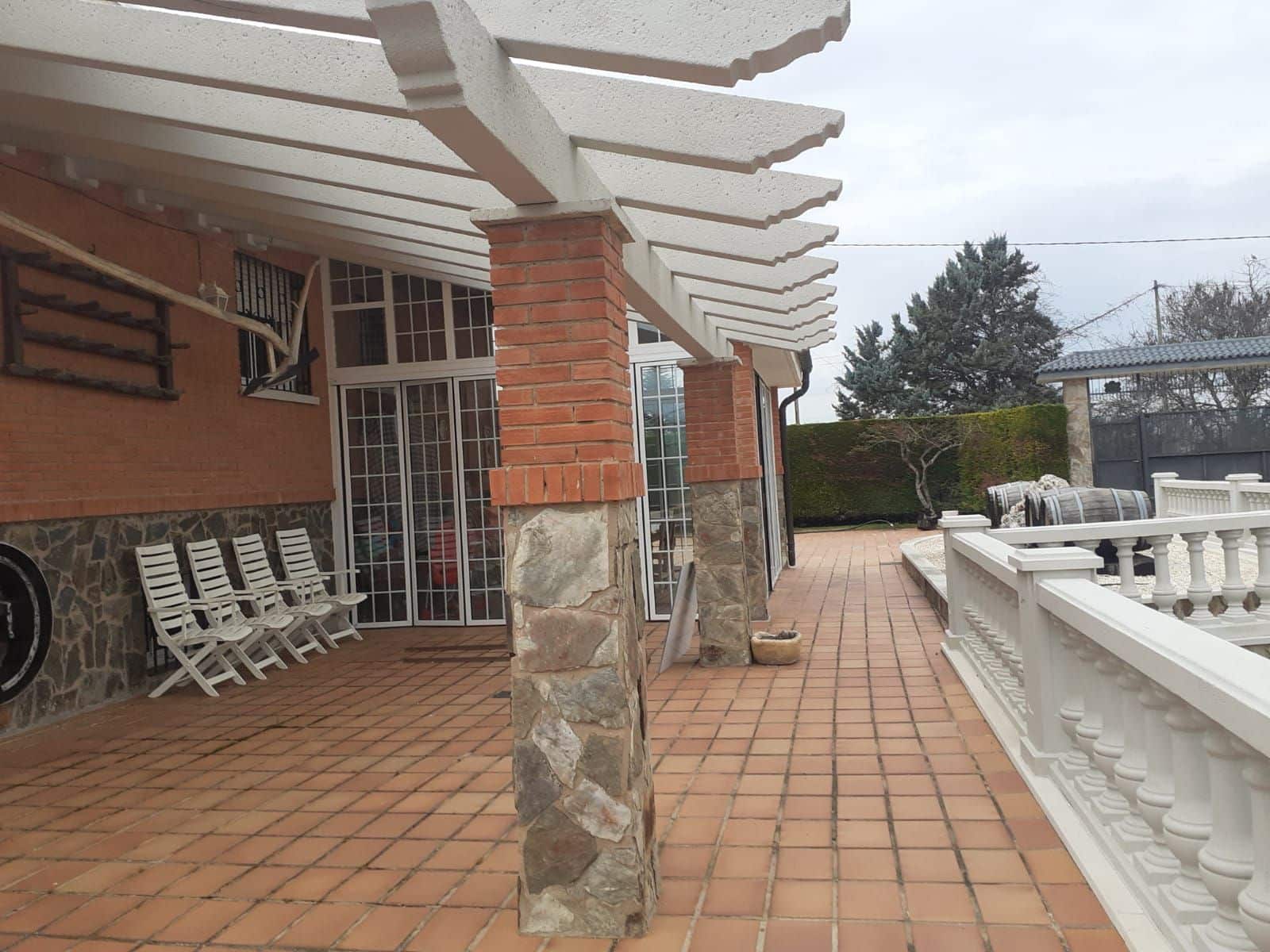 4 bedroom Villa for sale in Villamediana de Iregua with pool garage - € 1,100,000 (Ref: 9752210)