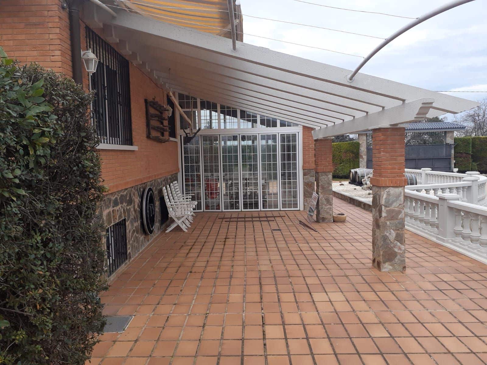 4 bedroom Villa for sale in Villamediana de Iregua with pool garage - € 1,100,000 (Ref: 9752210)