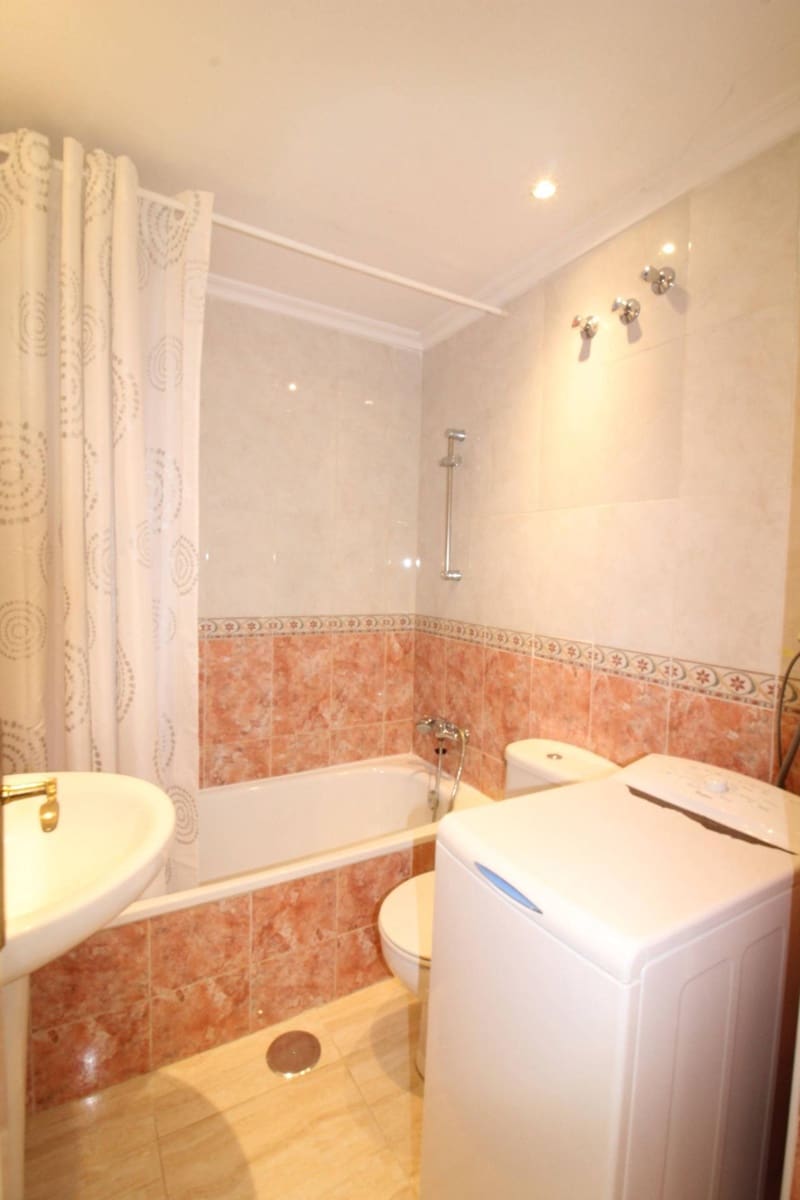 Apartamento de 2 habitaciones en Torrevieja en venta con piscina - 130.200 € (Ref: 9763681)