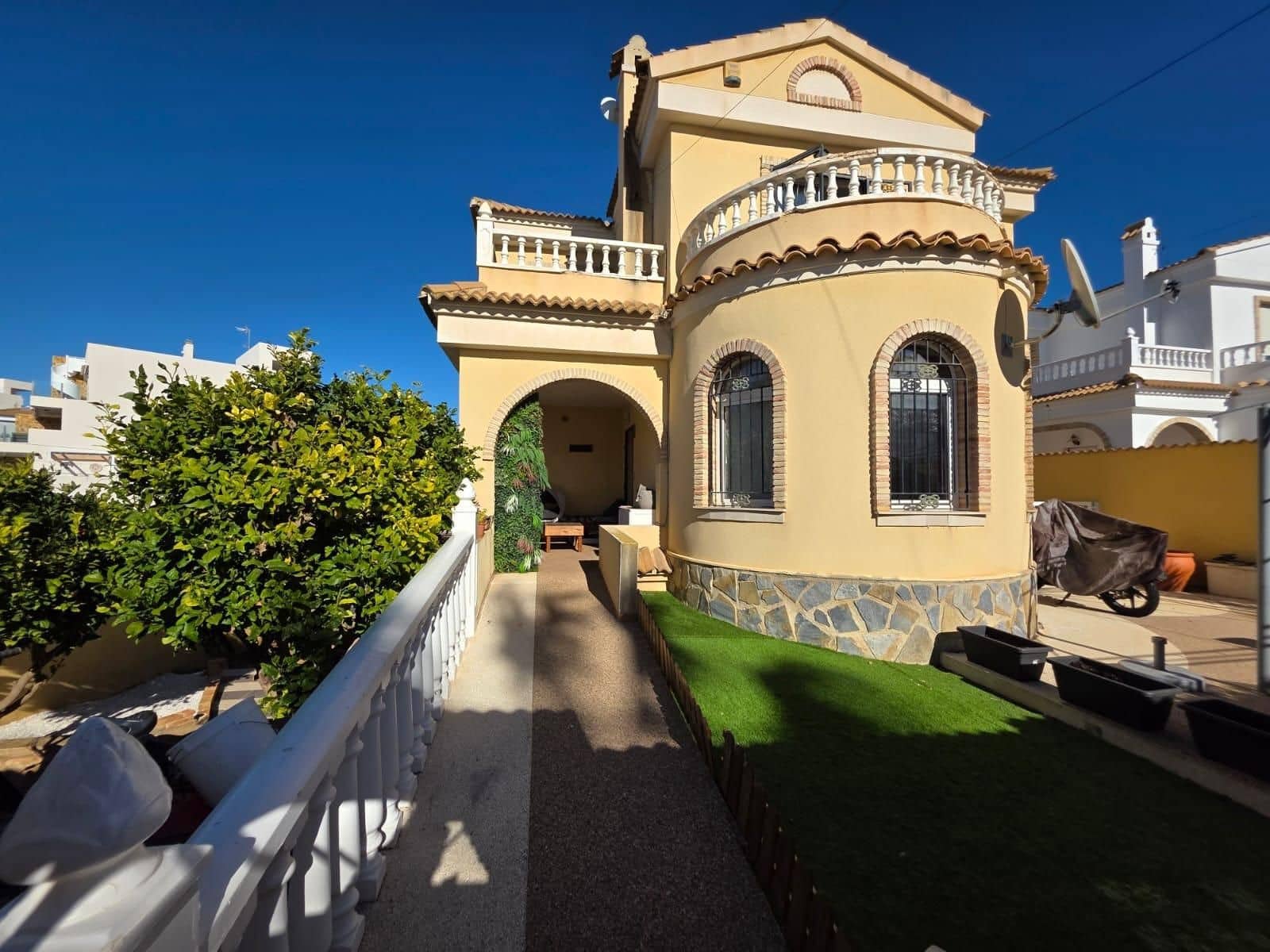 Chalet de 4 habitaciones en Orihuela Costa en venta con piscina - 347.900 € (Ref: 9770807)