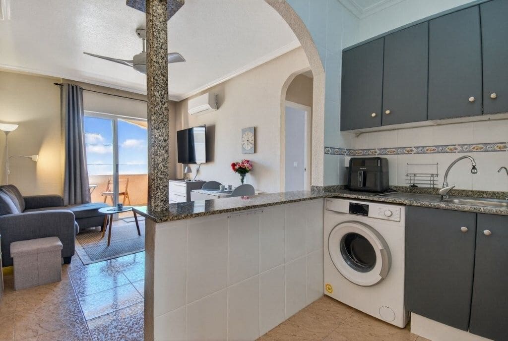 Ático de 2 habitaciones en Torrevieja en venta con piscina - 149.000 € (Ref: 9770813)