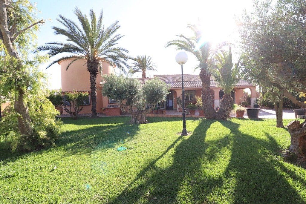 Chalet de 5 habitaciones en Torrevieja en venta con garaje - 850.000 € (Ref: 9797259)