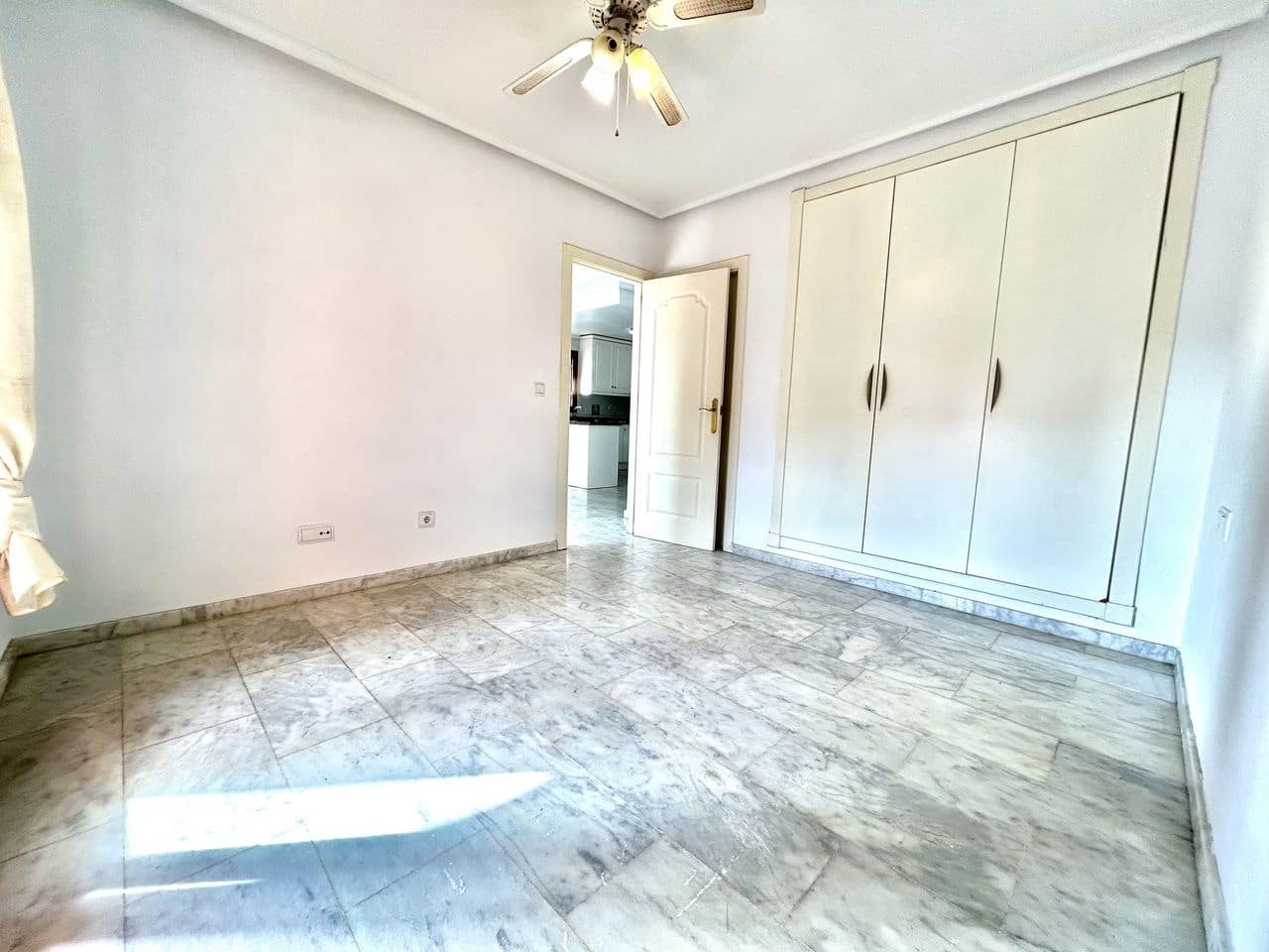 2 Zimmer Apartment zu verkaufen in Villamartin mit Garage - 165.000 € (Ref: 9797283)