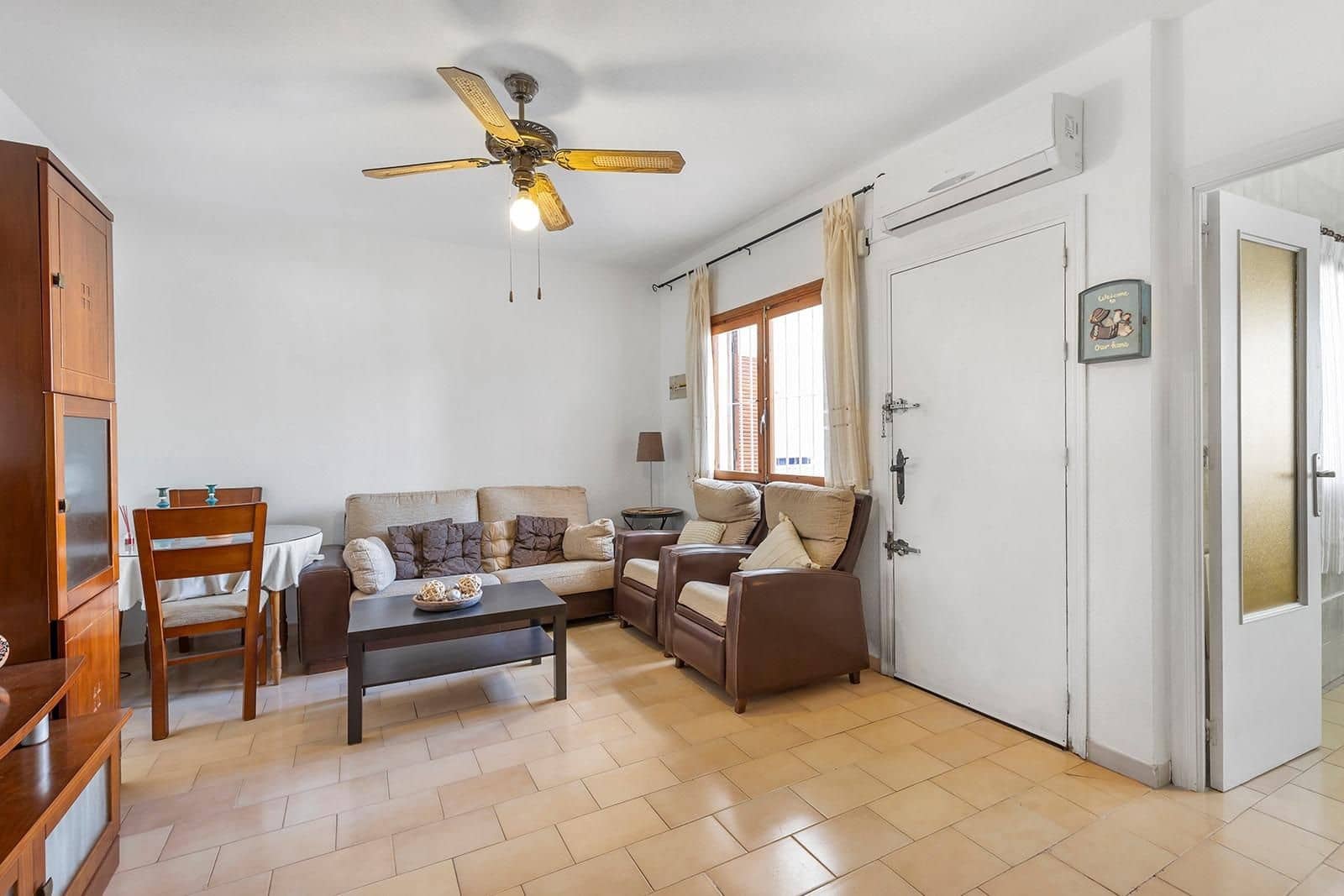 6 soveværelse Byhus til salg i Torrevieja med swimmingpool - € 179.000 (Ref: 9799446)