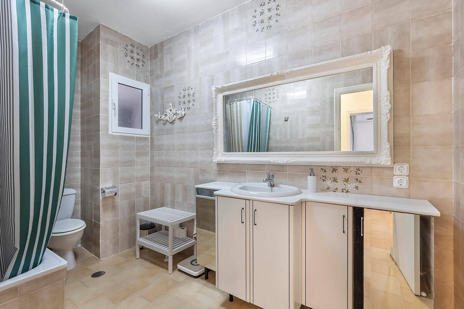 6 soveværelse Byhus til salg i Torrevieja med swimmingpool - € 179.000 (Ref: 9799446)