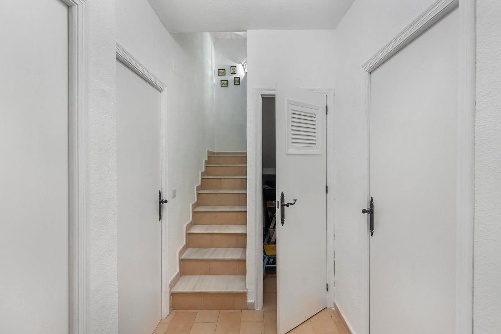 6 soveværelse Byhus til salg i Torrevieja med swimmingpool - € 179.000 (Ref: 9799446)