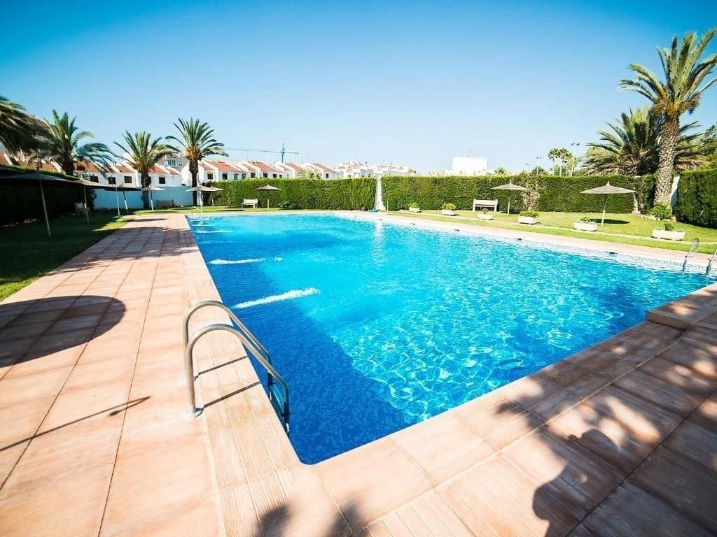 6 soveværelse Byhus til salg i Torrevieja med swimmingpool - € 179.000 (Ref: 9799446)