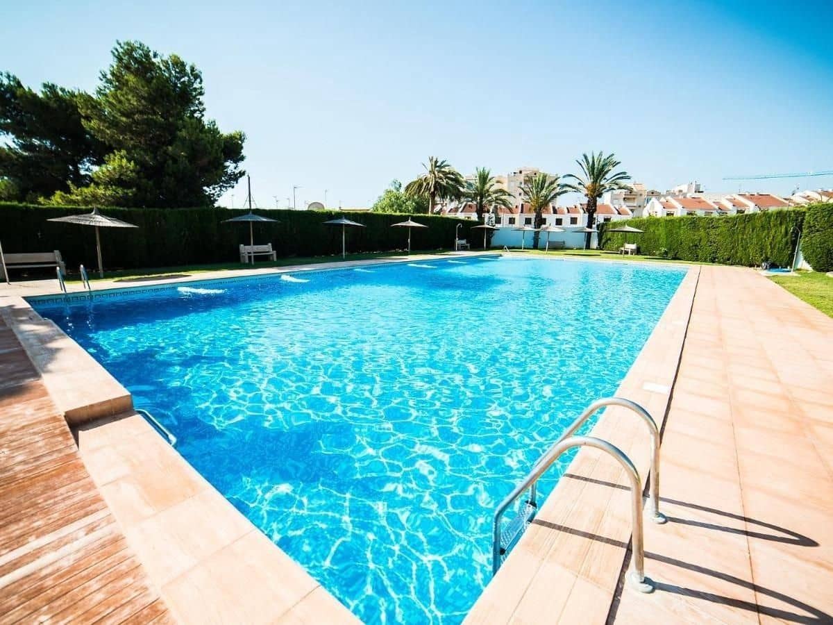 6 soveværelse Byhus til salg i Torrevieja med swimmingpool - € 179.000 (Ref: 9799446)