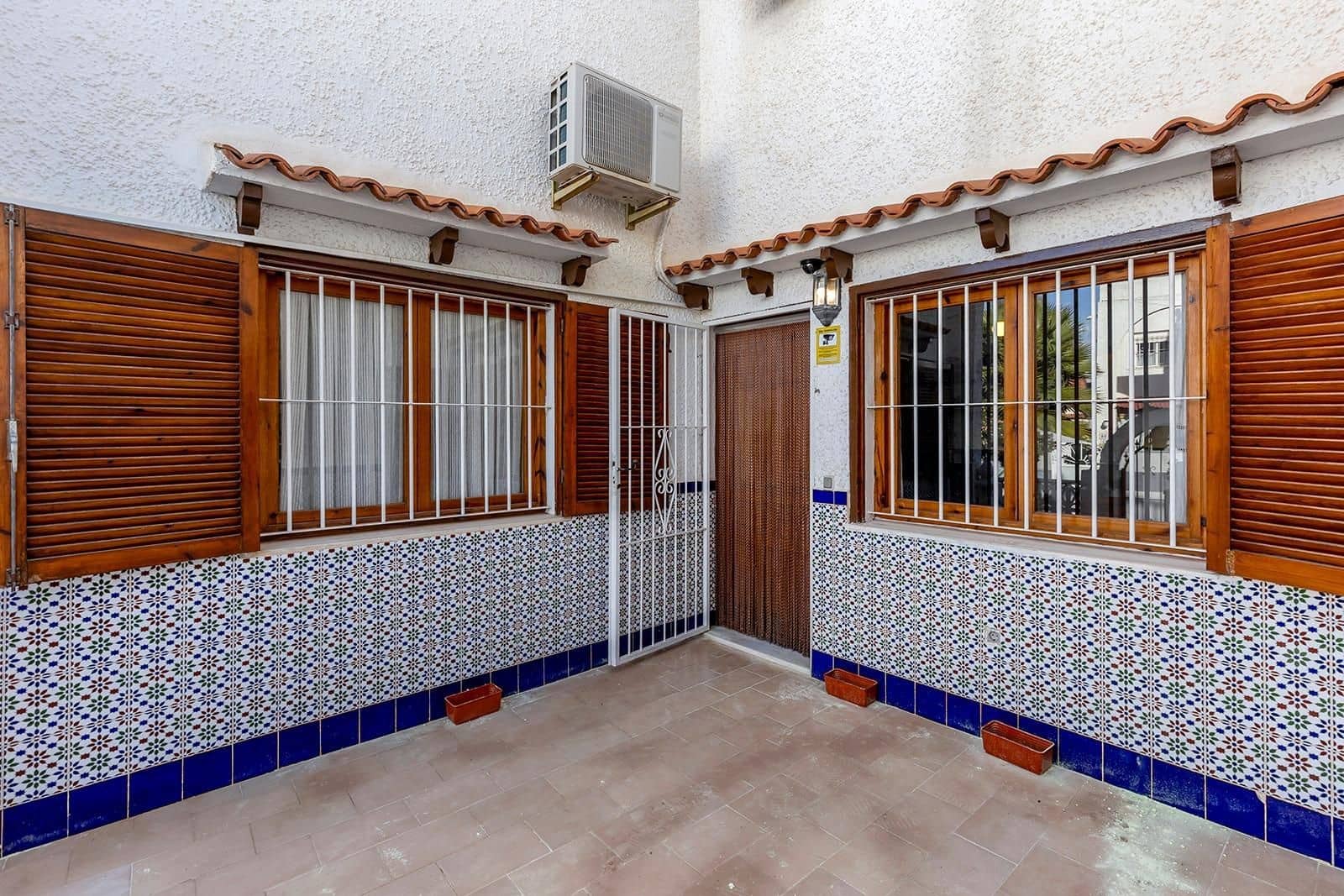 6 soveværelse Byhus til salg i Torrevieja med swimmingpool - € 179.000 (Ref: 9799446)