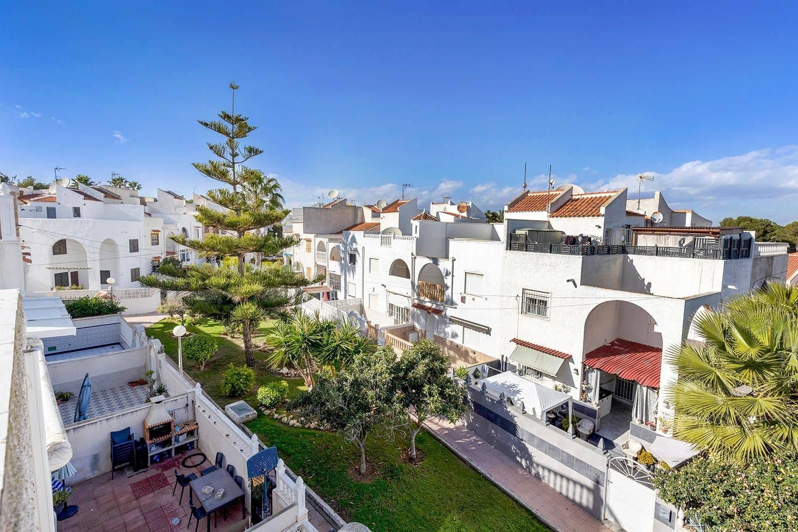 6 soveværelse Byhus til salg i Torrevieja med swimmingpool - € 179.000 (Ref: 9799446)